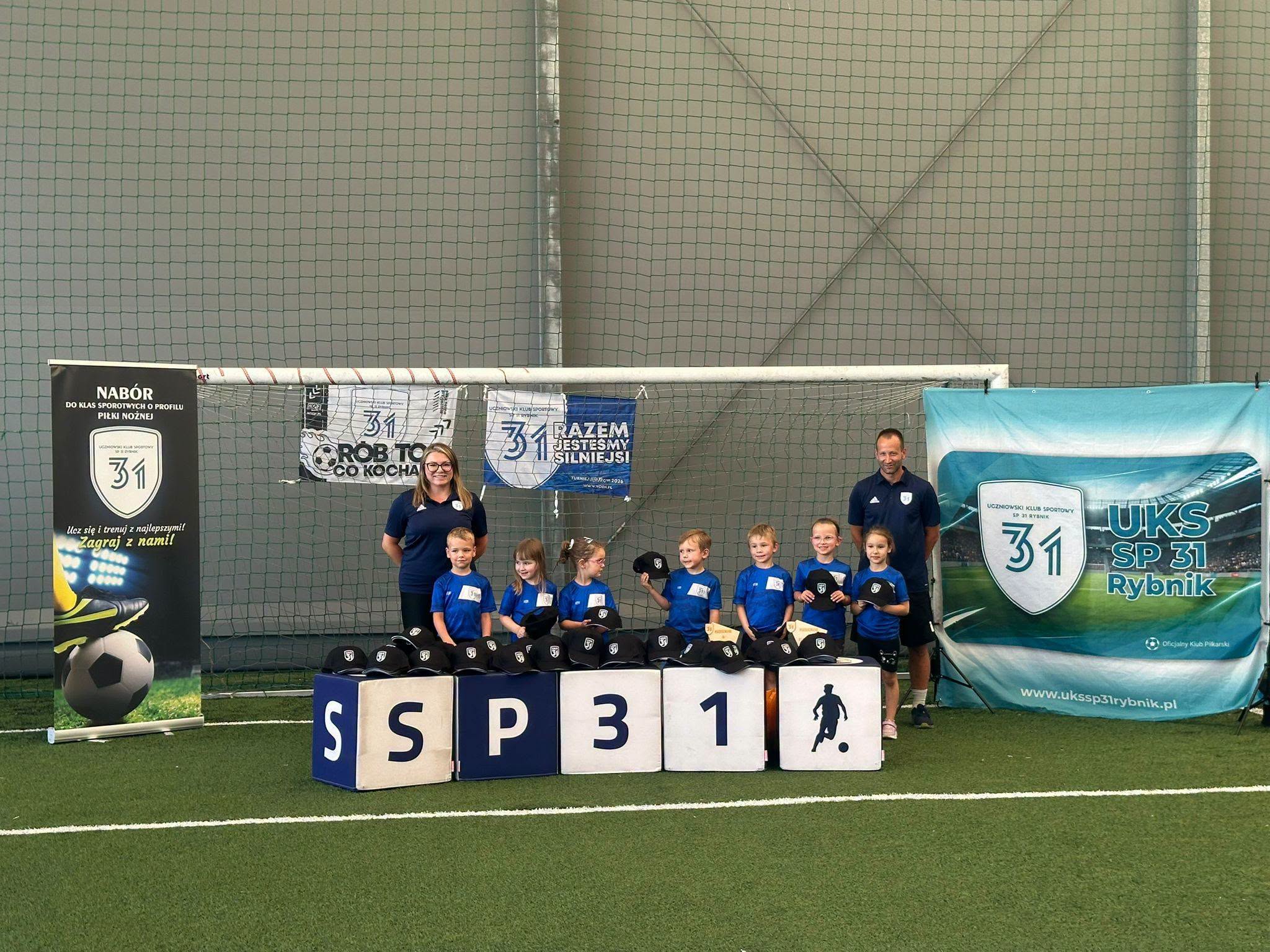 Grupa dzieci i trenerów Piłkarskiego Przedszkola UKS 31 Rybnik na hali sportowej ZS3