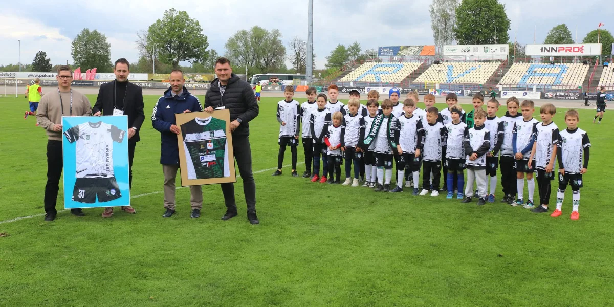 Zawodnicy UKS 31 / KS ROW na murawie stadionu ROW Rybnik